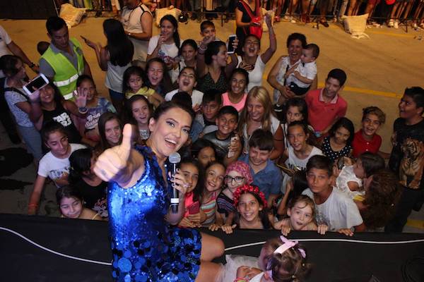 Demet Akalın'dan çocuk hayranlarına selfie