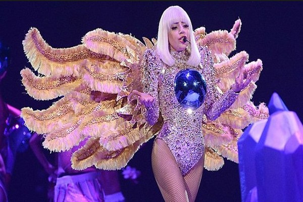 Lady Gaga Türk hayranlarına unutulmaz bir gece yaşattı