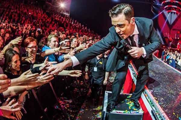 Robbie Williams hayranının kolunu kırdı