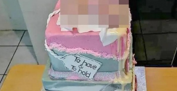 İngiltere'de bir çiftin düğününe gönderilen ve üzerinde cinsel figürler bulunan pasta, tepkiye neden oldu
