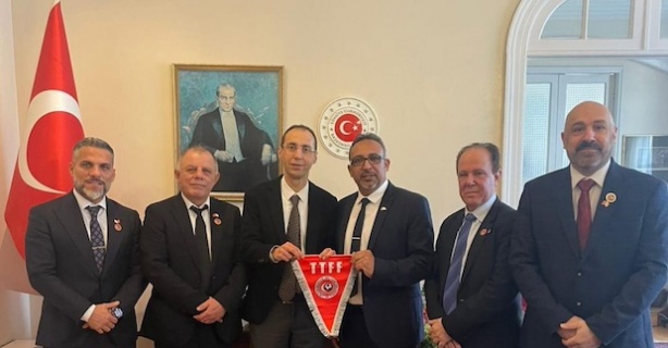 Türk Toplumu Futbol Federasyonu Londra Baṣkonsolosu Atahan'ı ziyaret etti