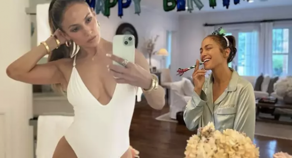 55 yaşına giren Jennifer Lopez'den cesur poz
