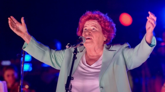 Selda Bağcan, İzmir Selçuk'ta yer alan Efes Antik Tiyatro’da sahne aldı
