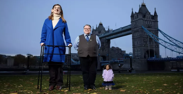 İngiltere’nin başkenti Londra’da Dünyanın en uzun ve en kısa kadını buluştu