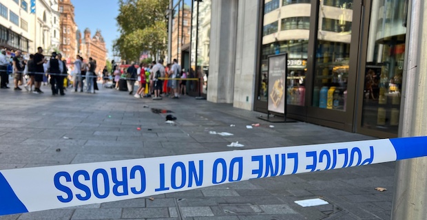 Londra'nın güneyindeki gelen bıçaklama olayında dört kişinin yaralandı