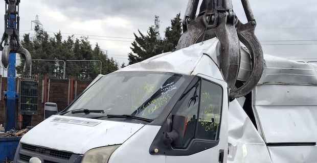 Enfield Belediyesi kaçak çöp döken araçlara el koydu ve araçları ezdi