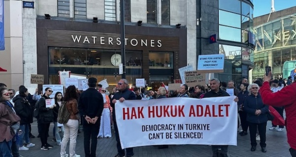 Yüzlerce Birmingham'lı yurtsever Türk, Hak Hukuk Adalet çağrısı yaptı