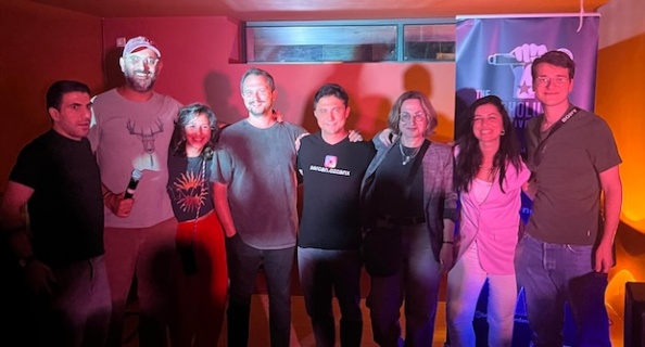 Laugholution Komedi Kulübü’nden Türkçe Açık Mikrofon Gecesi