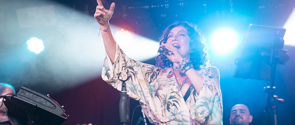 Sibel Tüzün Birleşik Krallık'ta Türk Pop Müziği dinleyicilerini coşturdu