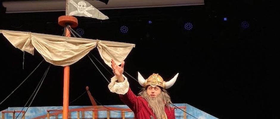 Birleşik Krallığın bir çok yerinde çocuk oyunu sergilemek istiyorum