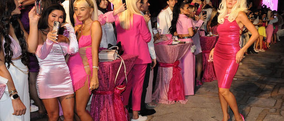 Demet Şener ve Özge Ulusoy “Barbie” Bebek oldular