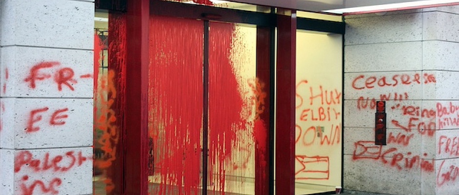 Londra'da İsrail'e satış yapan şirket merkezine kırmızı boyalarla protesto