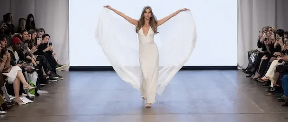 Londra Moda Haftası’nda 46 yaşındaki manken Çağla Şıkel yürüdü
