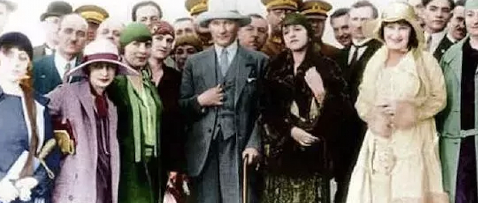 Yaşasın eşitlik, özgürlük ve kadın-erkek dayanışması! Yaşasın Cumhuriyet