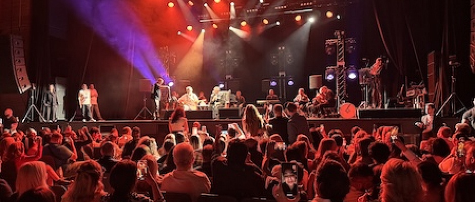 İbrahim Tatlıses Londra konserinde hayranlarıyla buluştu