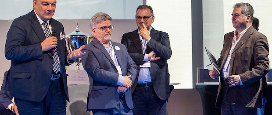 Dündar Keşaplı'ya Napoli'de düzenlenen törende Fioravante Polito Vakfı'ndan prestijli ödül