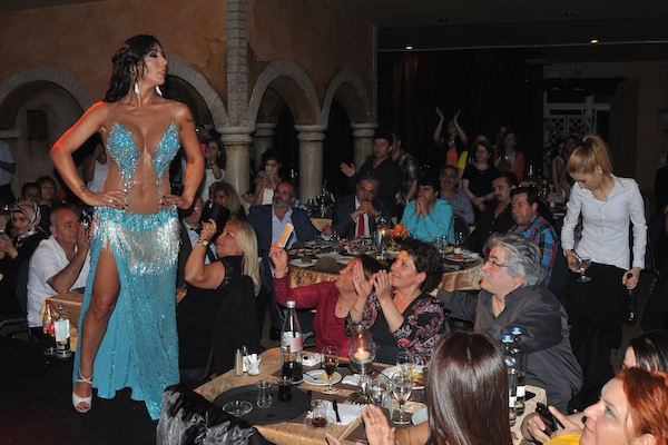 ÜNLÜ DANSÖZ ASENA BELÇİKA'DA DANSIN KRALİÇESİ İLAN EDİLDİ