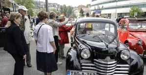 Saraybosna'da klasik otomobil ve motosiklet rüzgarı