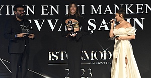 Londralı Şevval Şahin, Fashiontv Moda Ödüllerinde yılın mankeni