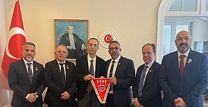 Türk Toplumu Futbol Federasyonu Londra Baṣkonsolosu Atahan'ı ziyaret etti