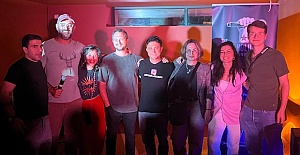 Laugholution Komedi Kulübü’nden Türkçe Açık Mikrofon Gecesi