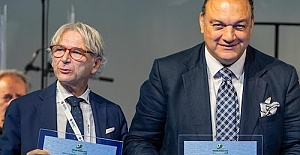 Dündar Keşaplı'ya Napoli'de düzenlenen törende Fioravante Polito Vakfı'ndan prestijli ödül