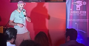 Laugholution Komedi Kulübü’nden Türkçe Açık Mikrofon Gecesi